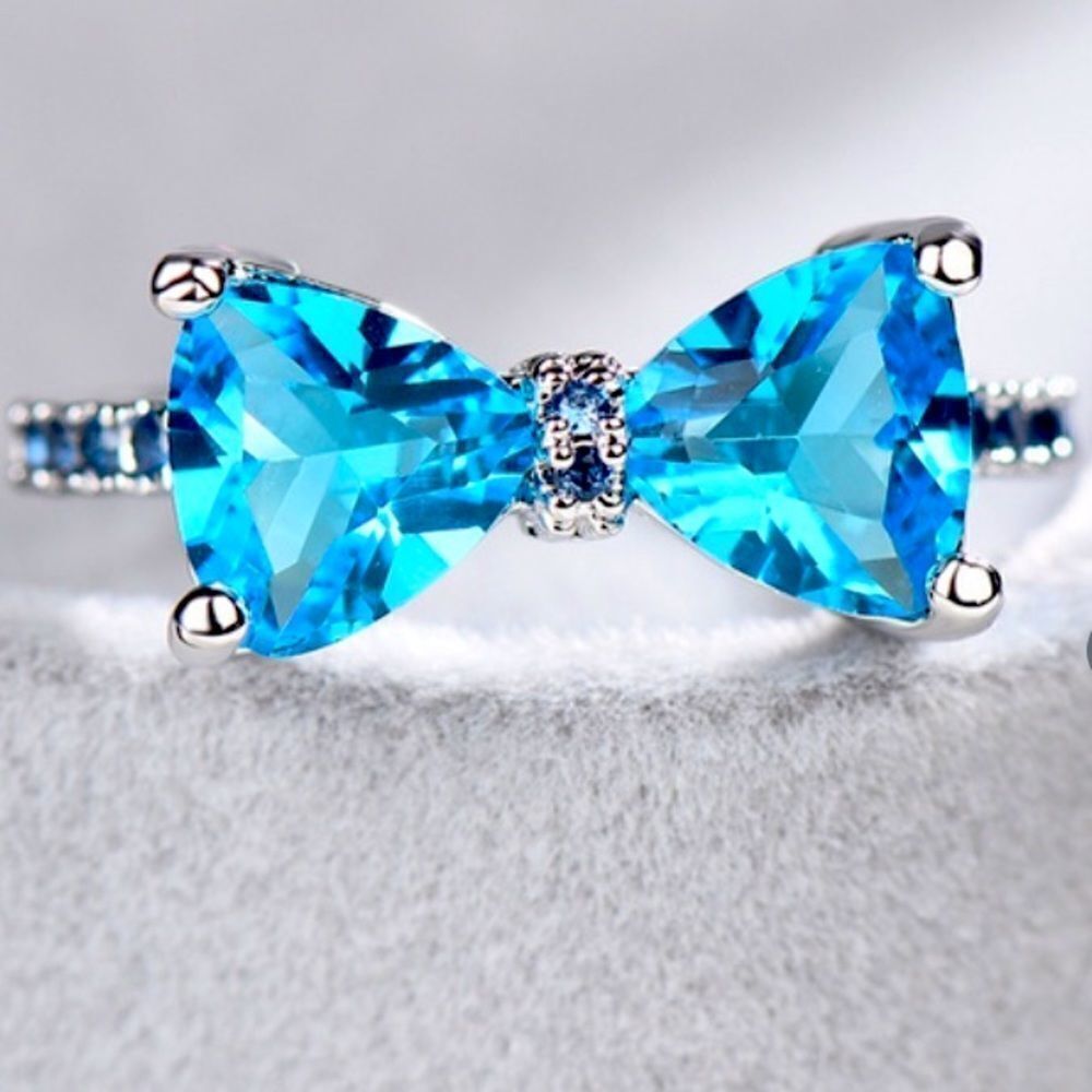 ✨💙 HOST PICK🍸 💙 ✨ Dainty Silver Tone Blue Bow Ring ✨